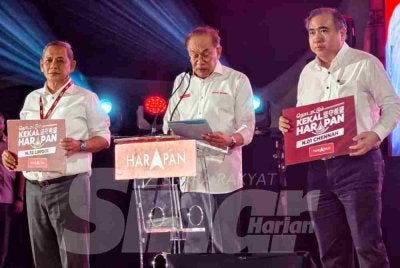 Anwar (tengah) pada Majlis Pengumuman Calon Pakatan Harapan (PH) di Dataran Melang, di Kuala Pilah pada Selasa.
