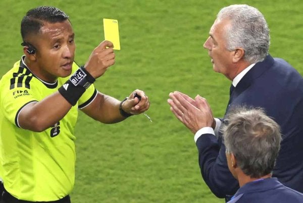 Ivan Barton (kiri) diberi tanggungjawab mengadili perlawanan separuh akhir Piala Dunia antara Perancis dan Sepanyol. Foto Agensi