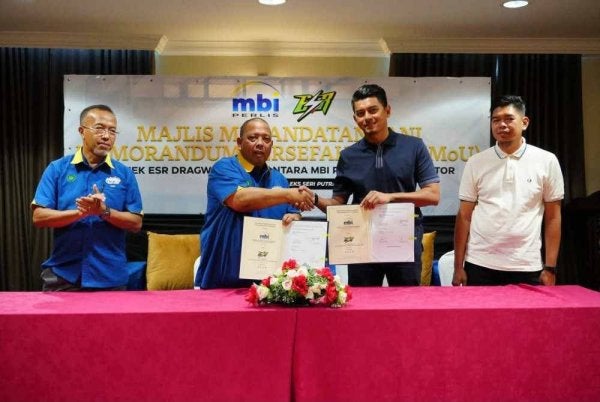 Abu Bakar (dua dari kiri) ketika majlis menandatangani MoU antara MBI Perlis dan ESR Motor di Kompleks Seri Putra, Kangar pada Selasa. - Foto: Pejabat MB Perlis 