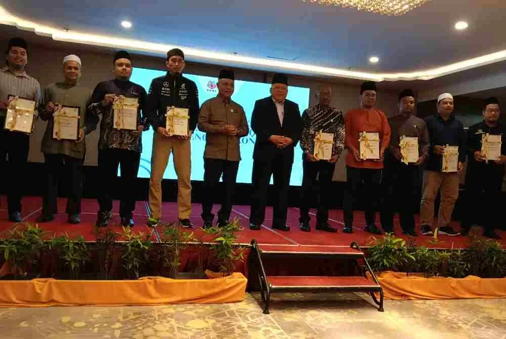 Ahmad Azam (tengah), Mohd Nizam (lima kiri) bersama penerima anugerah terlibat.