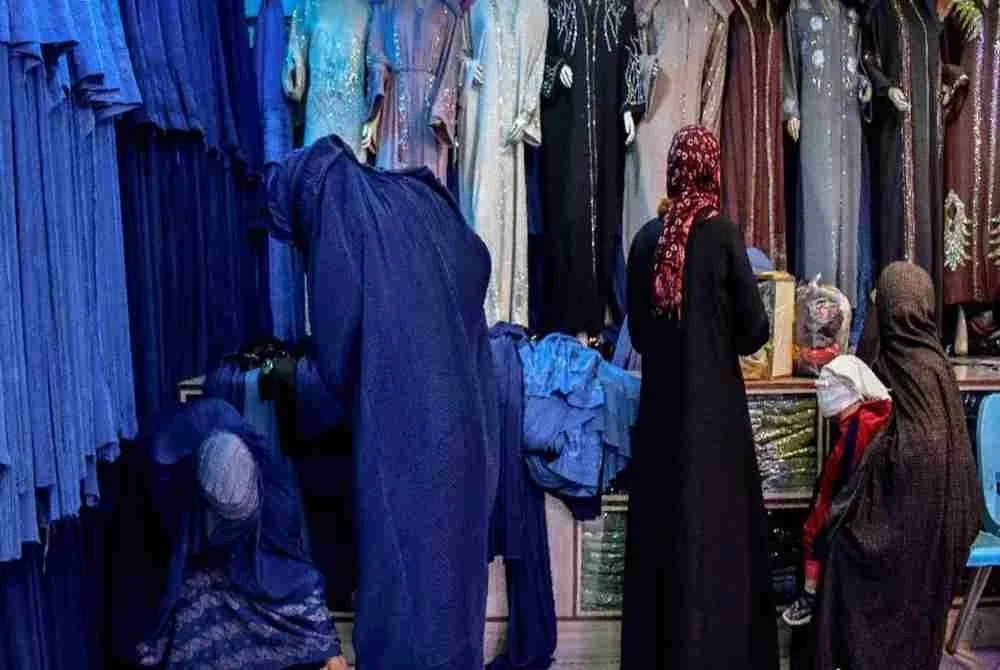 Setiap wanita diwajibkan memakai chador atau burqa yang menutup seluruh tubuh.