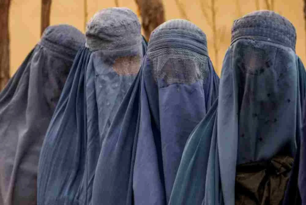 Puluhan wanita telah ditahan pasukan di bawah Kementerian Amar Makruf dan Nahi Mungkar Taliban pada awal Jun atas dakwaan melanggar kod pemakaian rasmi kerana tidak mengenakan chador atau burqa.