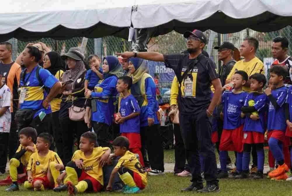 Ibu bapa disaran agar tidak terlalu beremosi menyaksikan kejohanan bola yang disertai anak-anak mereka. Gambar haisan