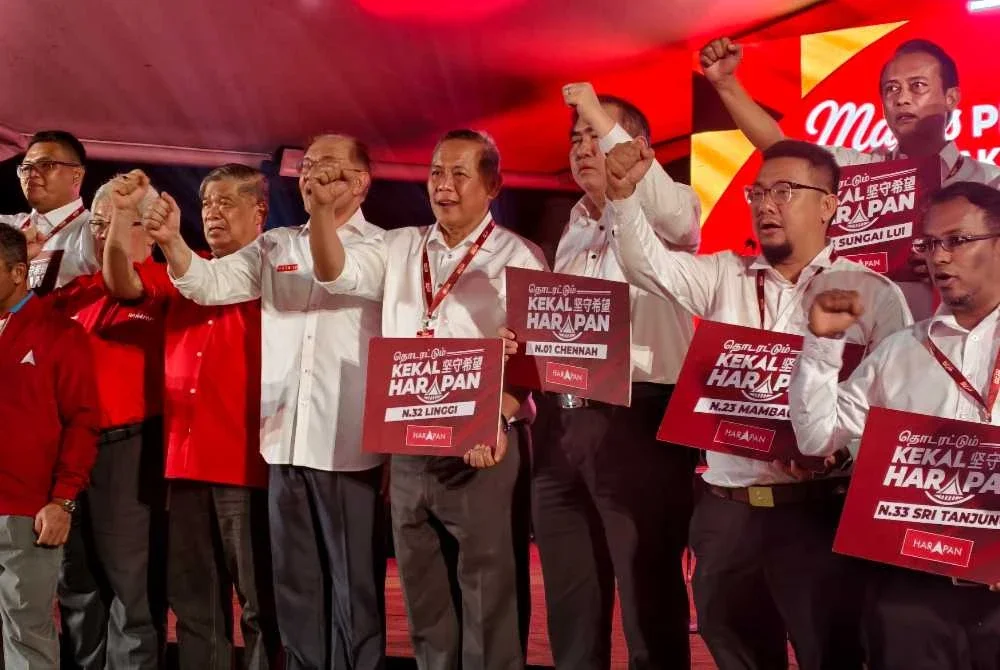 Aminuddin (tengah) diumum bertanding DUN Linggi pada PRN Negeri Sembilan pada malam Selasa.
