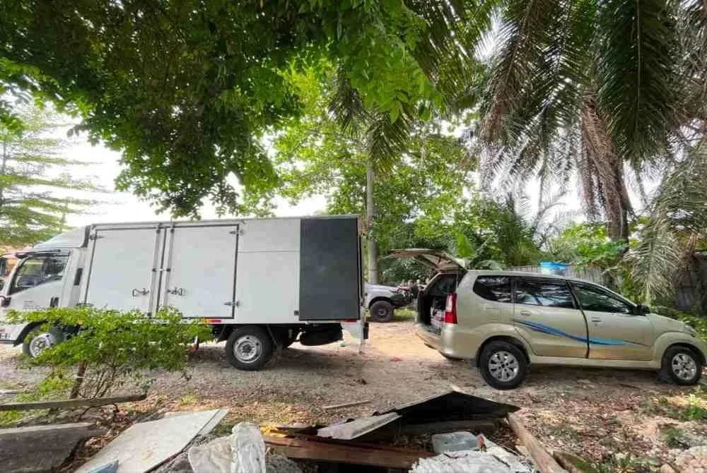 Dua kenderaan ditahan dengan rampasan minuman keras disyaki tidak bercukai dalam serbuan PGA di Klang pada Selasa. Foto: PGA