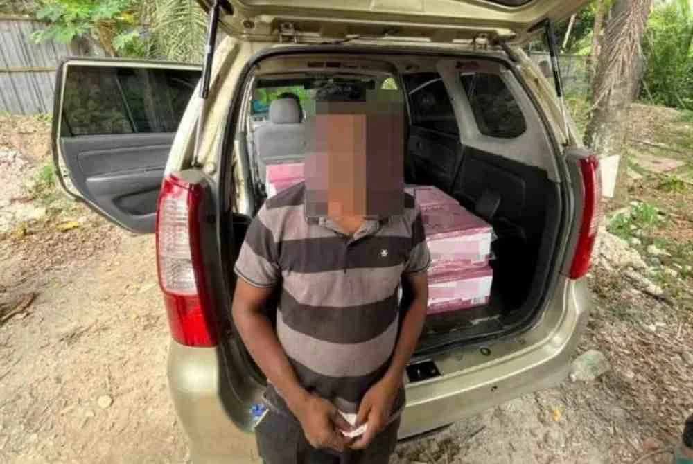 Seorang warga India yang berperanan sebagai penghantar arak telah ditahan.