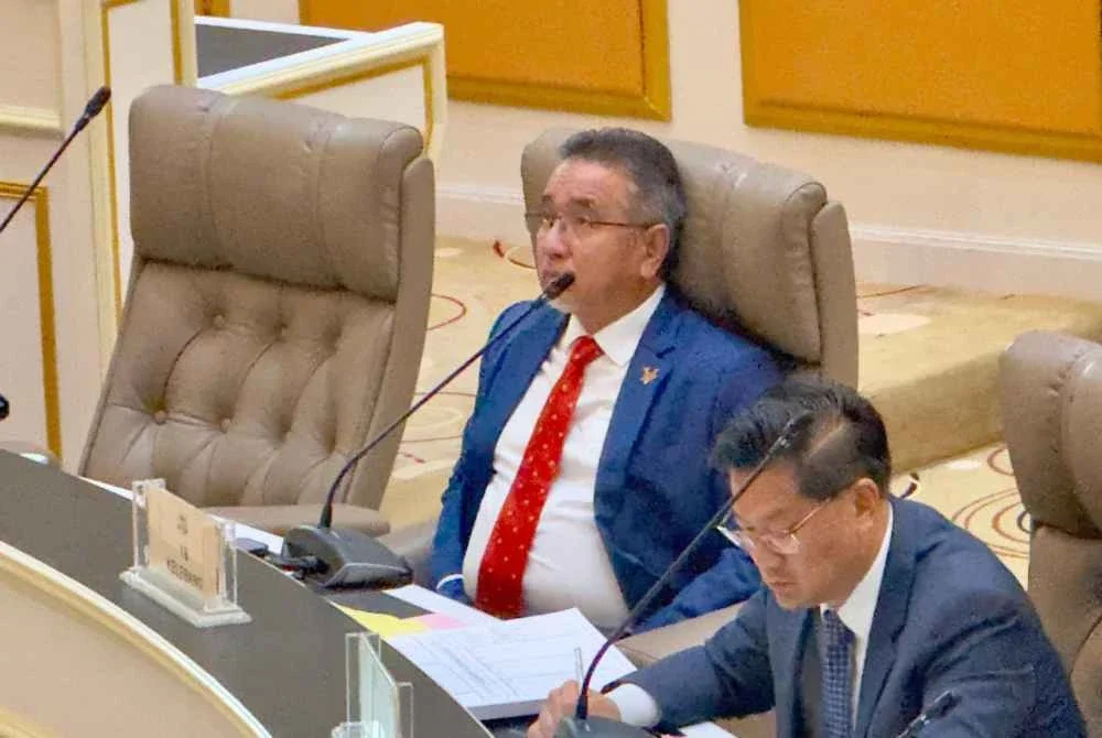 Adly kekal di blok kerajaan.
