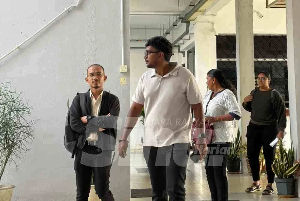 Sathis (tengah) didenda RM80,000 oleh Mahkamah Sesyen Raub pada Rabu selepas mengaku bersalah membersihkan Tanah Kerajaan Negeri Pahang tanpa kebenaran sah di Pos Terisu, Mukim Ulu Telom, Cameron Highlands pada Januari tahun lalu. Foto UPNP.