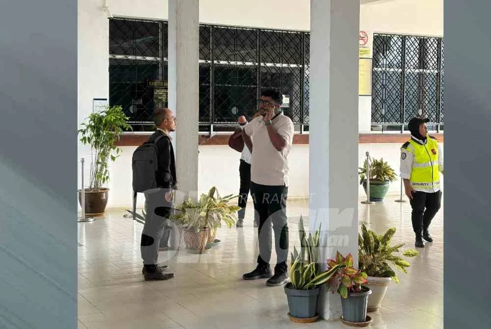 Mengikut pertuduhan, tertuduh didakwa membersihkan Tanah Kerajaan Negeri Pahang seluas kira-kira 0.101 hektar menggunakan jengkaut bagi tujuan pertanian tanpa kebenaran sah daripada pihak berkuasa negeri.