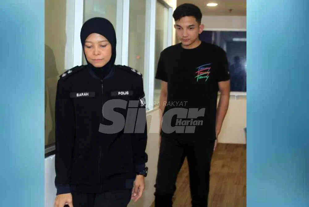 Mengikut pertuduhan, Mohamad Aizat (kanan) didakwa memasukkan dadah berbahaya jenis ketamin dan MDMA ke dalam badan di Bilik VIP 1