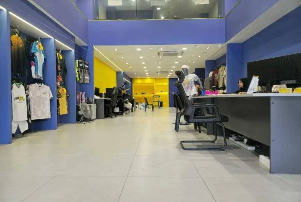 Newtee bermula dengan fokus menghasilkan pakaian dan uniform berkualiti tinggi pada harga kompetitif lalu berkembang menjadi pembekal solusi lengkap untuk pakaian korporat, sukan dan promosi