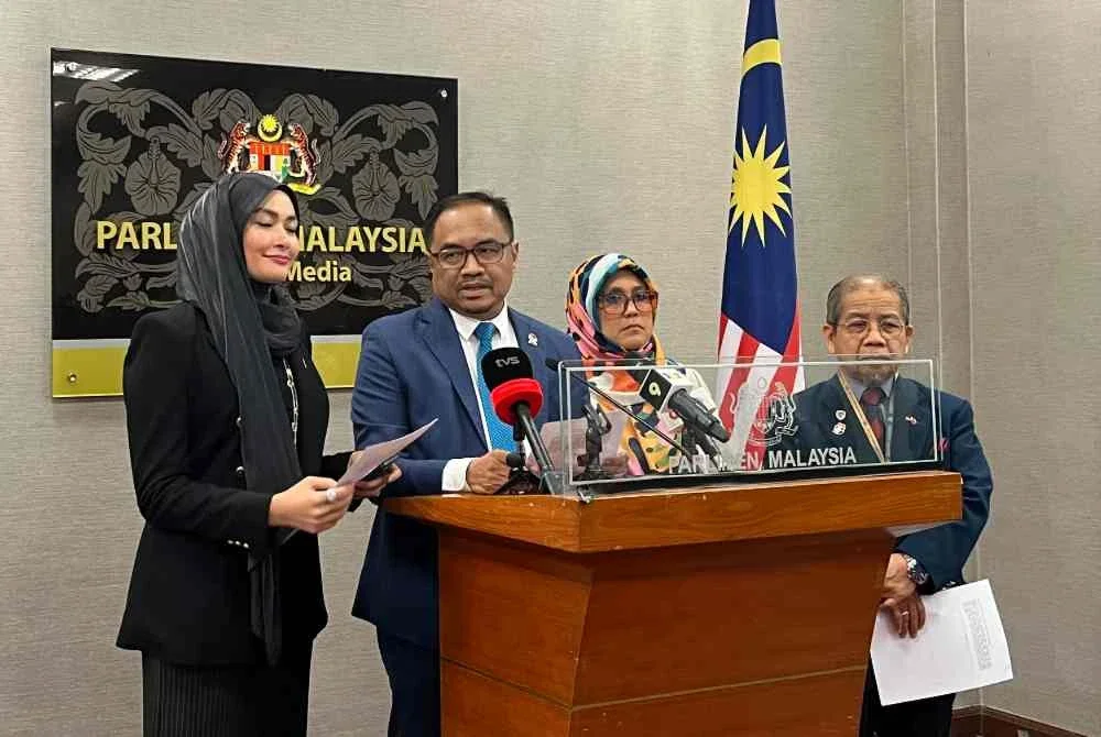 Azli (tengah) ketika sidang akhbar di Pusat Media Parlimen pada Rabu.