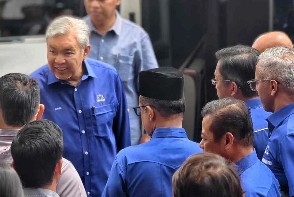 Ahmad Zahid bersalam dengan pemimpin UMNO Negeri Sembilan sebelum meninggalkan bangunan Wisma UMNO