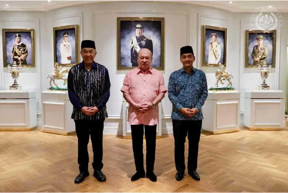 Yang di-Pertuan Agong Sultan Ibrahim berkenan menerima menghadap Menteri Besar Johor, Datuk Onn Hafiz Ghazi di Johor Bahru, hari ini. Foto FB Sultan Ibrahim