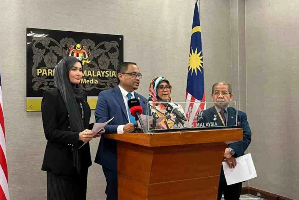 Azli (tengah) ketika sidang akhbar di Pusat Media Parlimen pada Rabu.