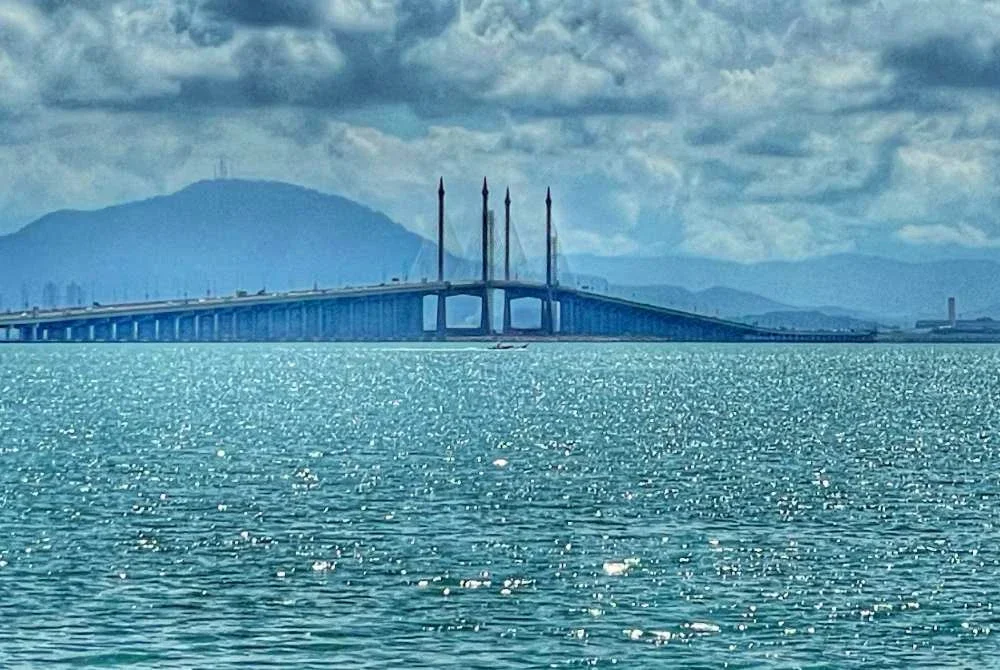 Seorang lelaki dilaporkan terjatuh ke dalam laut di tiang nombor lima Jambatan Pulau Pinang menghala ke pulau pada Rabu.