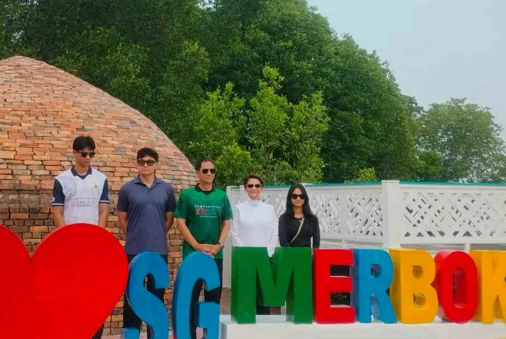 Rombongan diraja berkenan mencemar duli ke Kompleks Pelancongan Sungai Merbok.