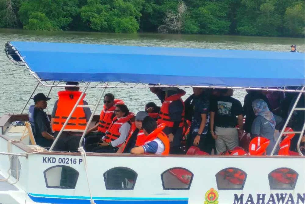 Rombongan diraja turut berkenan menyusuri Sungai Merbok.