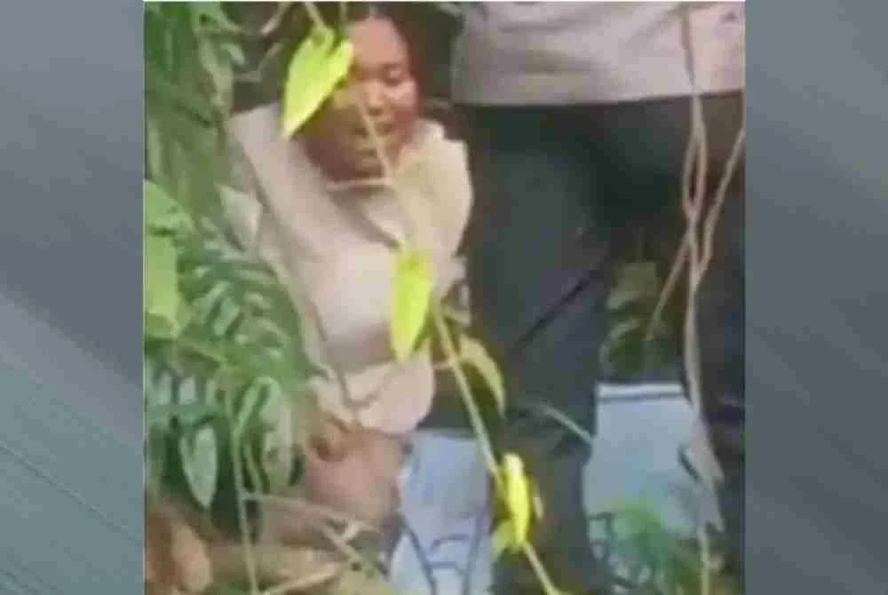  Wanita berkenaan menangis sambil beberapa kali memanggil nama suaminya sebelum ditenangkan oleh orang ramai.