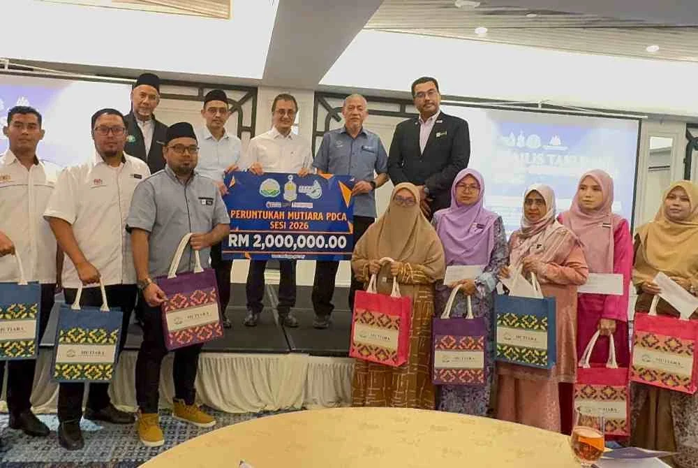 Mohamad (tengah) bergambar bersama guru penyelaras MPDCA 2026 di Majlis Taklimat Guru Penyelaras MPDCA 2026 di Bertam Resort pada Rabu.
