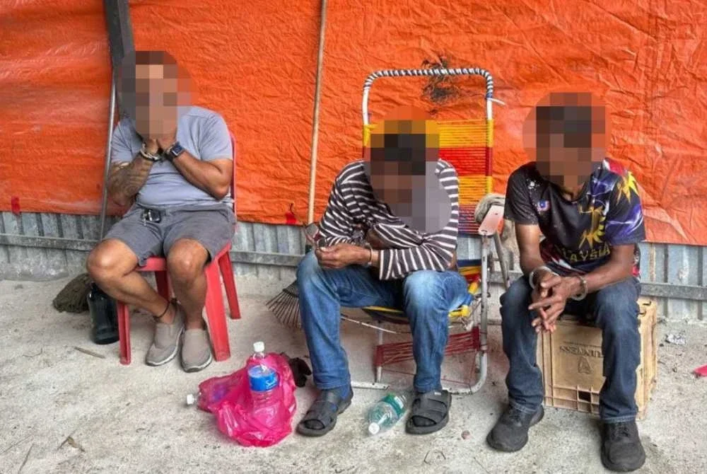Tiga ditahan dalam serbuan melibatkan sindiket seleweng diesel di Sungai Buloh pada Rabu.