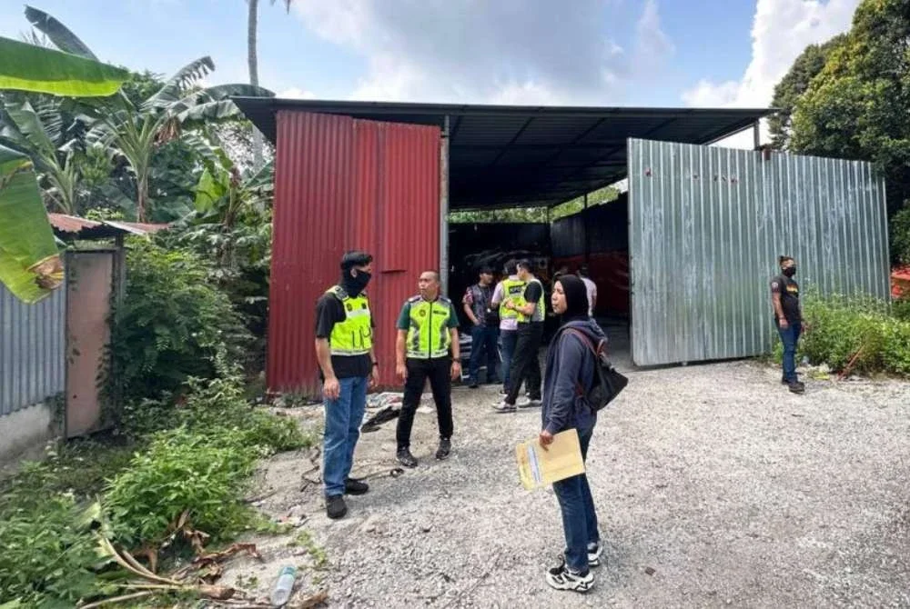 Sebuah stor penyimpanan diesel secara tidak sah di Sungai Buloh diserbu KPDN Kuala Lumpur pada Rabu.