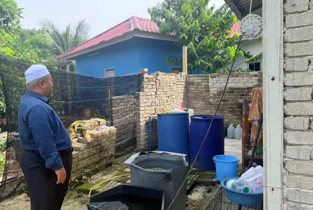 Ahmad Mustaqim melawat rumah mereka di Kampung Segantang Garam.