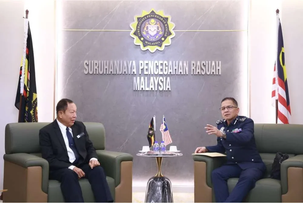 Abd Halim (kiri) menerima kunjungan hormat Amran di Ibu Pejabat SPRM Putrajaya pada Rabu. Foto SPRM