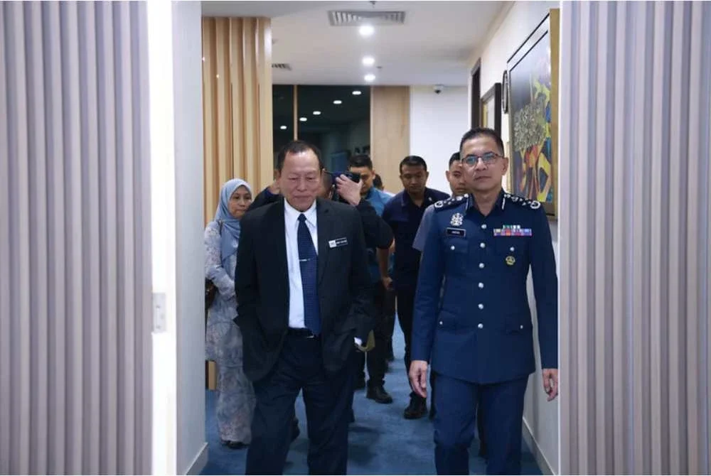 Abd Halim (kiri) menerima kunjungan hormat Amran di Ibu Pejabat SPRM Putrajaya pada Rabu. Foto SPRM