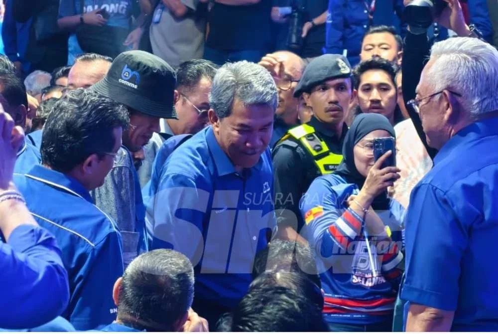 Pengerusi BN Negeri Sembilan, Datuk Seri Mohamad Hasan (tengah) kekal bertanding di DUN Rantau.