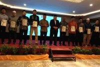 Ahmad Azam (tengah), Mohd Nizam (lima kiri) bersama penerima anugerah terlibat.