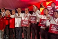 Aminuddin (tengah) diumum bertanding DUN Linggi pada PRN Negeri Sembilan pada malam Selasa.