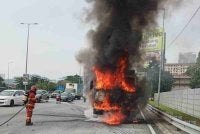 Sebuah lori tipper yang membawa muatan batu kerikil terbakar di Lebuhraya Lingkaran Tengah Dua (MRR2) menghala ke Ulu Klang di sini pada Rabu.