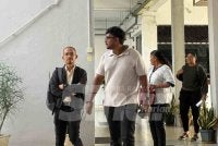 Sathis (tengah) didenda RM80,000 oleh Mahkamah Sesyen Raub pada Rabu selepas mengaku bersalah membersihkan Tanah Kerajaan Negeri Pahang tanpa kebenaran sah di Pos Terisu, Mukim Ulu Telom, Cameron Highlands pada Januari tahun lalu. Foto UPNP.