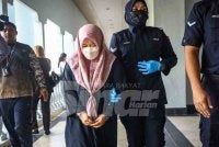 Sofia Rini yang memakai jubah berwarna hitam, dibawa ke Mahkamah Majistret Kuala Lumpur pada Rabu, bagi proses ikat jamin. Foto Sinar Harian.