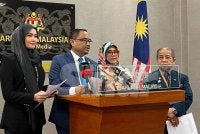 Azli (dua dari kiri) ketika sidang akhbar di Pusat Media Parlimen pada Rabu.