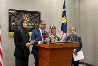 Azli (tengah) ketika sidang akhbar di Pusat Media Parlimen pada Rabu.