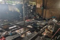 Keadaan di dalam premis di Kampung Chemomoi, Bentong yang menempatkan puluhan haiwan terabai dalam deretan sangkar besi berselerak dengan lantai dipenuhi sisa kotoran. Foto Facebook Kim Hyo Kyen