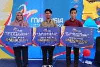 Aiman (tengah) dinobatkan sebagai pemenang pertandingan logo rasmi Sukan SEA dan Sukan Para ASEAN 2027