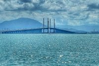 Seorang lelaki dilaporkan terjatuh ke dalam laut di tiang nombor lima Jambatan Pulau Pinang menghala ke pulau pada Rabu.