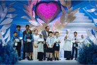 Anwar bersama isteri, Datuk Seri Dr Wan Azizah Wan Ismail dan Pengasas ERM Foundation, Xin Er (lima dari kiri) bergambar bersama murid-murid yang menerima sumbangan pada Majlis Sumbangan Khas Murid-Murid Wilayah Persekutuan, A Celebration Of Life and Peace oleh ERM Foundation. Foto Bernama