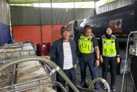 Mohd Sabri (kiri) menunjukkan rampasan barang kes dalam serbuan di sebuah stor di Sungai Buloh pada Rabu.