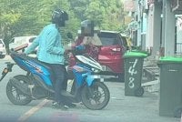 Tangkap layar dari video tular mendakwa lelaki terbabit dikatakan berkasar dengan ibunya.