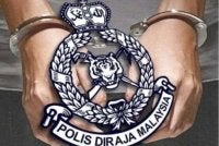 Seorang lelaki yang dipercayai berada dalam keadaan mabuk ditahan polis kerana menyerang dua jirannya menggunakan senjata tajam di Kampung Baru Kundang, Rawang pada Sabtu. - Gambar hiasan