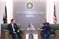 Abd Halim (kiri) menerima kunjungan hormat Amran di Ibu Pejabat SPRM Putrajaya pada Rabu. Foto SPRM