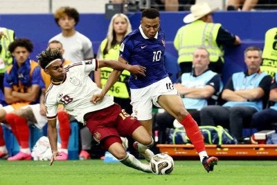 Bintang muda Sepanyol, Lamine Yamal (kiri) melakukan terjahan keras bagi menghalang larian Kylian Mbappe pada aksi separuh akhir Piala Dunia di Arlington. Foto: Agensi 