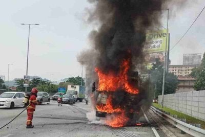 Sebuah lori tipper yang membawa muatan batu kerikil terbakar di Lebuhraya Lingkaran Tengah Dua (MRR2) menghala ke Ulu Klang di sini pada Rabu.