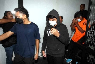 Tertuduh, Muhammad Miedzal Mohd Zalani Sham (tengah) ketika dibawa ke Mahkamah Sesyen Ipoh pada Rabu.