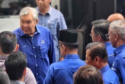 Ahmad Zahid bersalam dengan pemimpin UMNO Negeri Sembilan sebelum meninggalkan bangunan Wisma UMNO