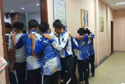 Lapan pelajar lelaki direman selama dua hari bagi membantu siasatan berhubung kes pergaduhan yang dipercayai berpunca daripada dakwaan penyebaran gambar dan video berunsur seksual disunting menggunakan teknologi kecerdasan buatan (AI). Foto Utusan.